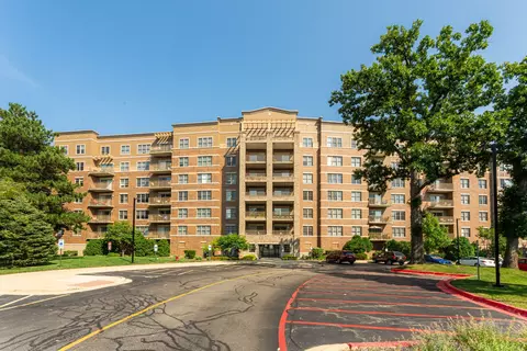 125 Lakeview Dr #704, Bloomingdale, IL 60108