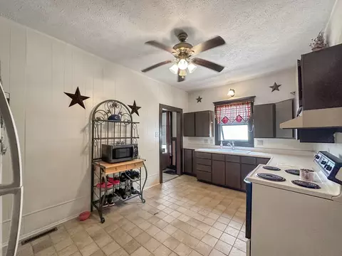 110 E Roosevelt St, Freeport, IL 61032 photo 7
