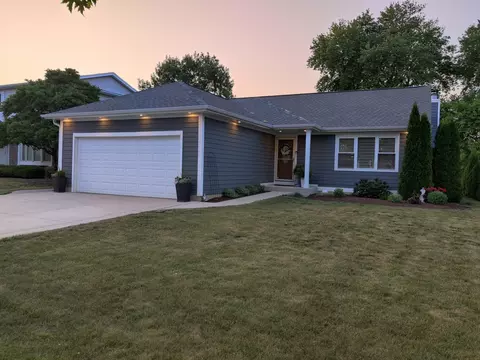 1246 Robin Dr, Elk Grove Village, IL 60007
