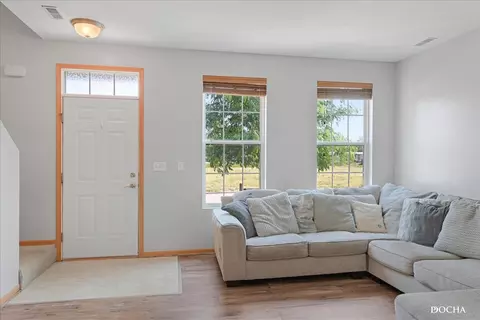 93 E Robinson Ave, Cortland, IL 60112 photo 2