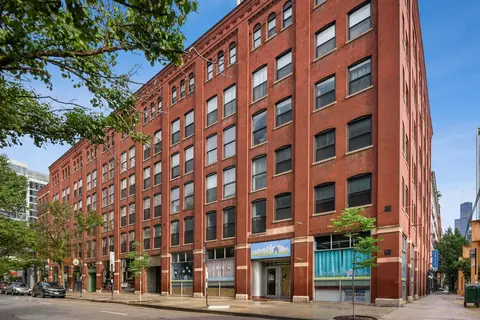 225 W Huron St #217, Chicago, IL 60654