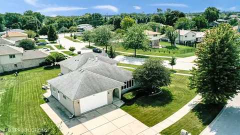 7711 Hanover Dr, Tinley Park, IL 60477