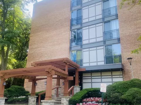5810 Oakwood Dr #2D, Lisle, IL 60532