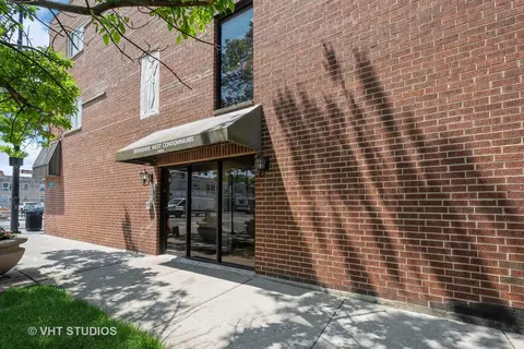 6400 N Sacramento Ave #201, Chicago, IL 60645