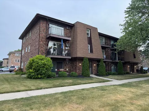 7005 99th St #2W, Chicago Ridge, IL 60415
