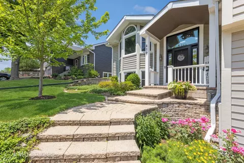 419 W Thomas Rd, Wheaton, IL 60187 photo 2