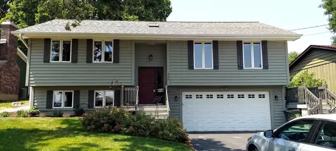 906 Fortress Dr, Mchenry, IL 60050 photo 2