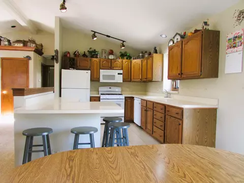 906 Fortress Dr, Mchenry, IL 60050 photo 3