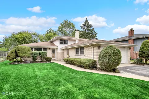 10337 S Terry Dr, Palos Hills, IL 60465