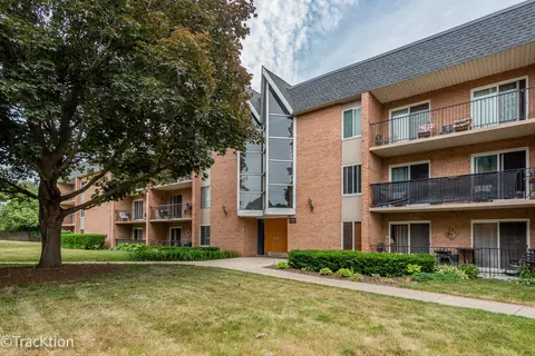 1052 N Mill St #104, Naperville, IL 60563
