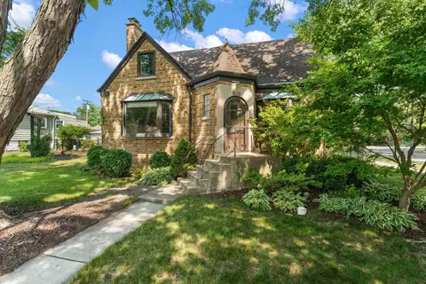 9647 S 53rd Ave, Oak Lawn, IL 60453