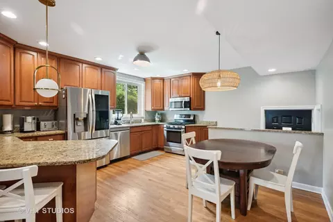 571 Selborne Rd, Riverside, IL 60546 photo 12