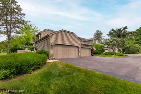 892 Longmeadow Ct #892, Lake Barrington, IL 60010
