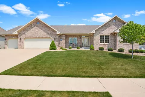 2101 Jessamine Rd, Bloomington, IL 61704