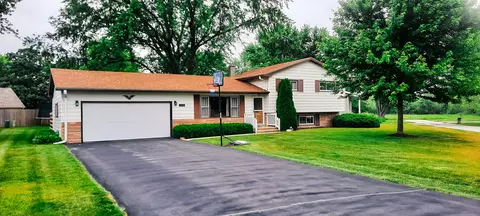 10002 NW Circle Dr, Richmond, IL 60071