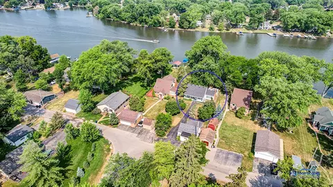 924 River Terrace Dr, Johnsburg, IL 60051