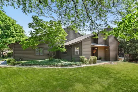 17 Lakewood Cir, Saint Charles, IL 60174