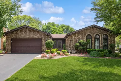 1055 S Plum Tree Ln, Palatine, IL 60067
