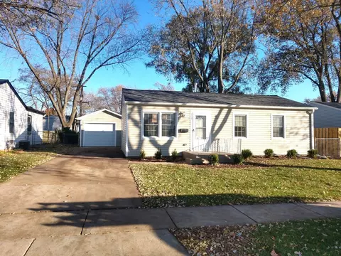 117 E Streamwood Blvd, Streamwood, IL 60107