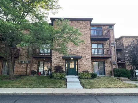 1308 N Geneva Dr #1B, Palatine, IL 60074