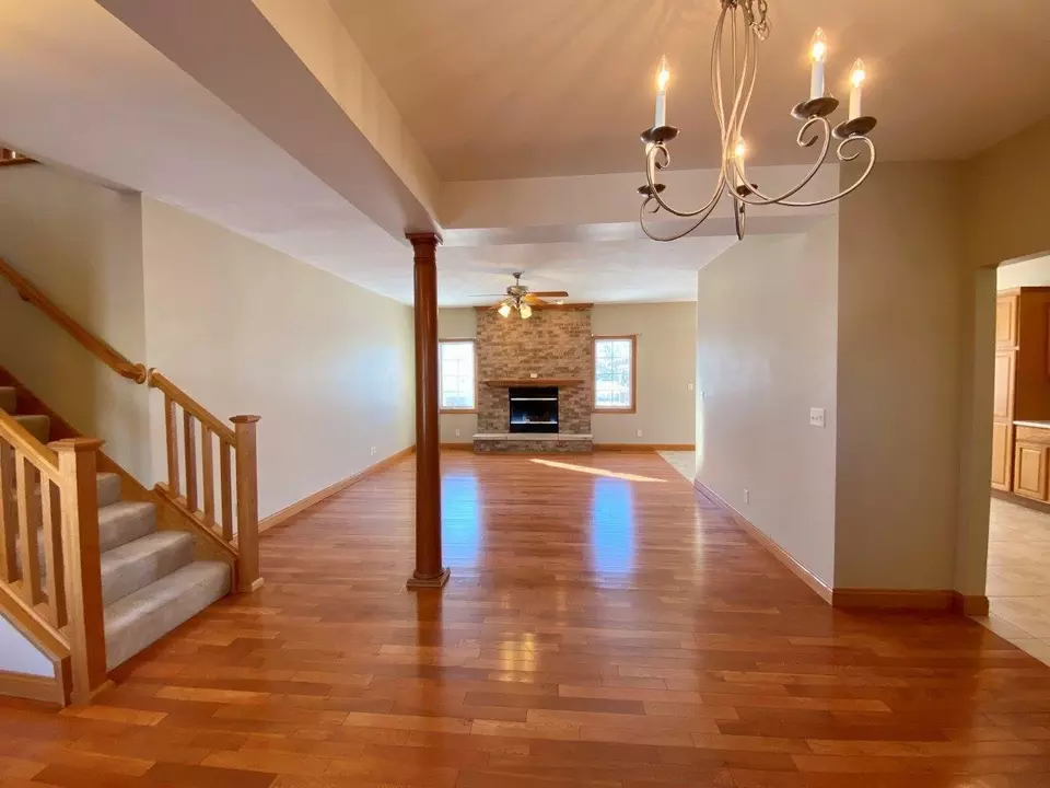  901 S Debra Ln, Pontiac, IL 61764 photo 8