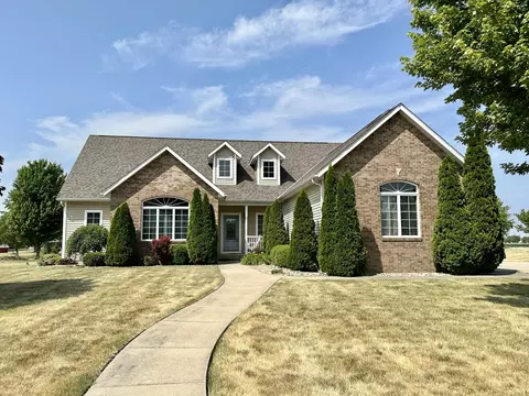 901 S Debra Ln, Pontiac, IL 61764