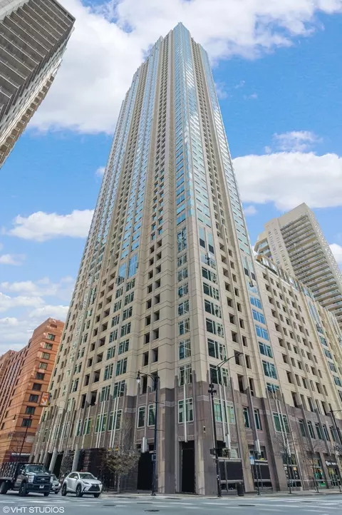 33 W Ontario St #33A, Chicago, IL 60654