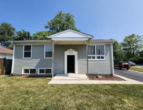606 Redwing Dr, Round Lake Beach, IL 60073