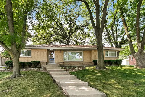 9626 W Shore Dr, Oak Lawn, IL 60453