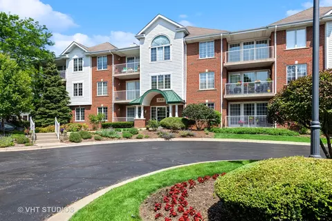 543 N Hough St #301, Barrington, IL 60010