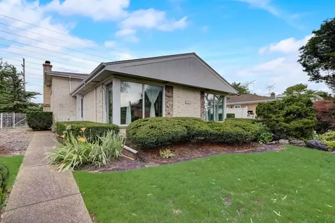 7837 Beckwith Rd, Morton Grove, IL 60053