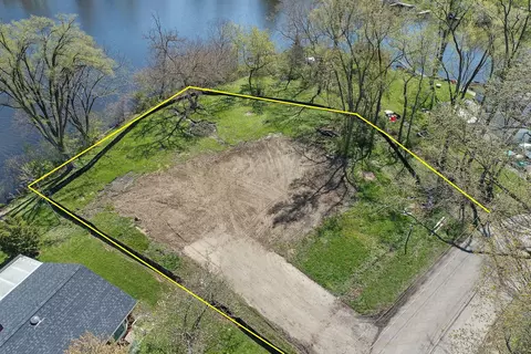 216 S Shore Dr, Island Lake, IL 60042