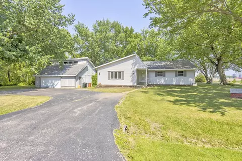 7361 Oak Dr, Stillman Valley, IL 61084