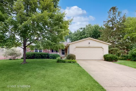 1204 Greentree Ct, Libertyville, IL 60048