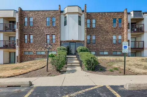 2222 Country Club Dr #2, Woodridge, IL 60517