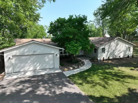 1204 S Crystal Lake Rd, Mchenry, IL 60050