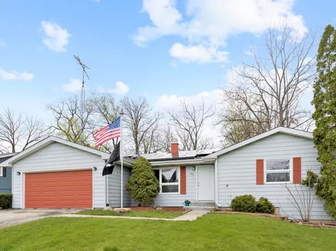 800 Oak Manor Dr, Marengo, IL 60152