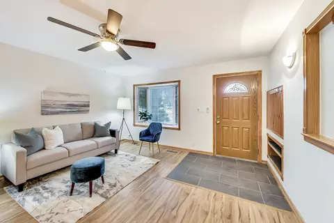 502 Cherry Cir, Glenview, IL 60025 photo 2