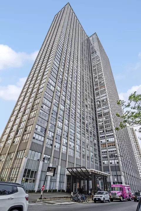 655 W Irving Park Rd #4516, Chicago, IL 60613