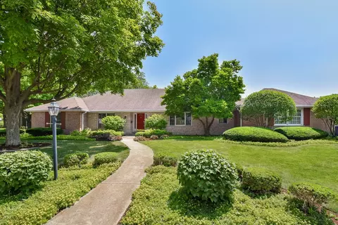 138 Shelley Ln, Wheaton, IL 60189