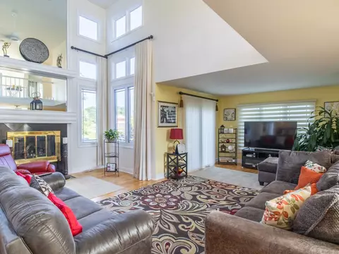 Living - 18614 Michael Dr, Hazel Crest, IL 60429 photo 2 of 6