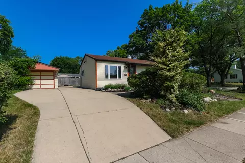 353 Raupp Blvd, Buffalo Grove, IL 60089