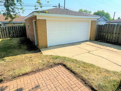6933 Olympic Dr, Bridgeview, IL 60455 photo 13