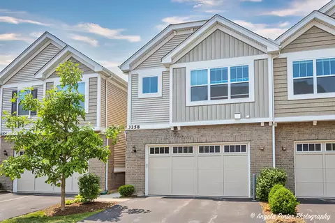 3258 N Heritage Ln, Arlington Heights, IL 60004