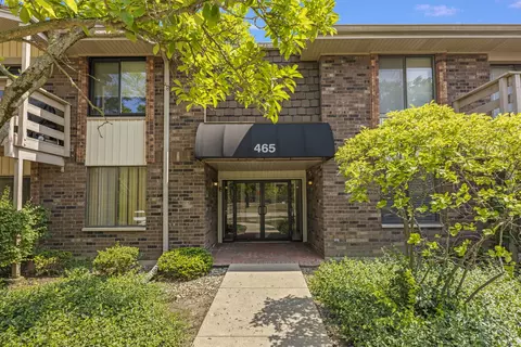 465 Raintree Ct #1B, Glen Ellyn, IL 60137