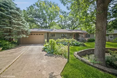 2226 Country Knoll Ln, Elgin, IL 60123