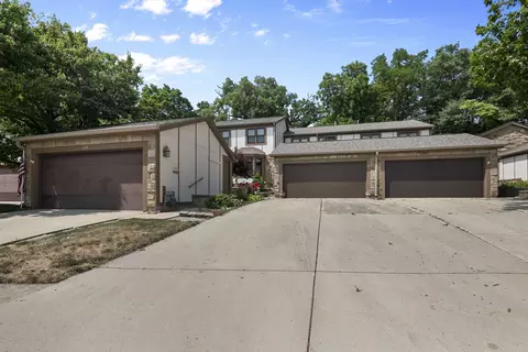 1141 Wheaton Oaks Dr, Wheaton, IL 60187