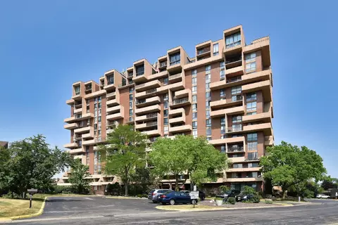 465 W Dominion Dr #904, Wood Dale, IL 60191