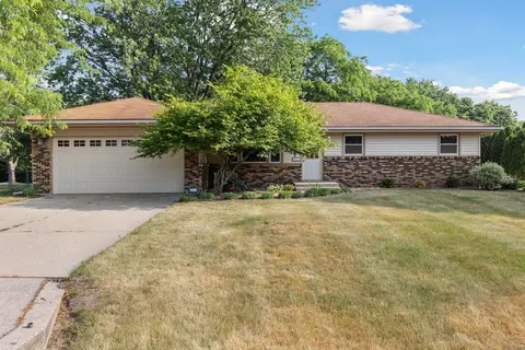 956 Lollypop Ln, Machesney Park, IL 61115