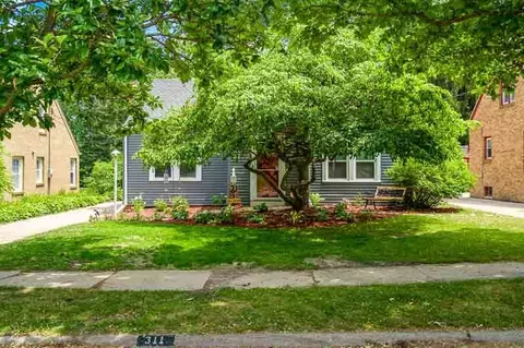 311 Oak Knolls Ave, Rockford, IL 61107